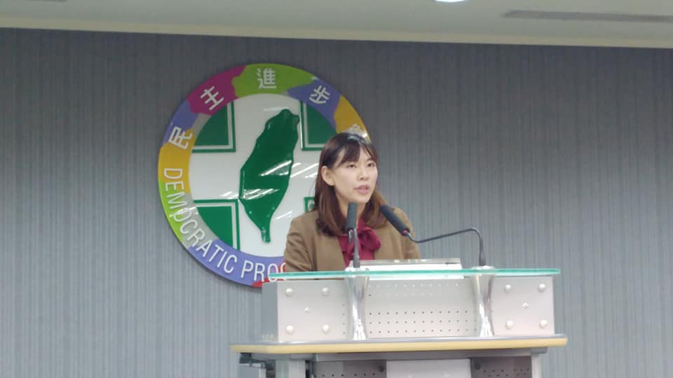 民進黨發言人何孟樺表示，台灣人民不會接受任何沒有經過國家民主制度的協商，民進黨也絕不容許任何外來勢力踐踏台灣人民的自由意志。（劉玉秋 攝）