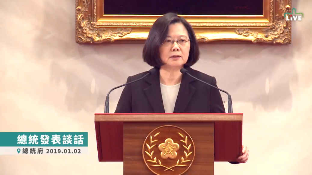 在中國國家主席習近平發表「告台灣同胞書」40週年的紀念談話後，蔡英文總統2日下午也親自在總統府做出回應。(圖擷自蔡英文總統臉書直播)