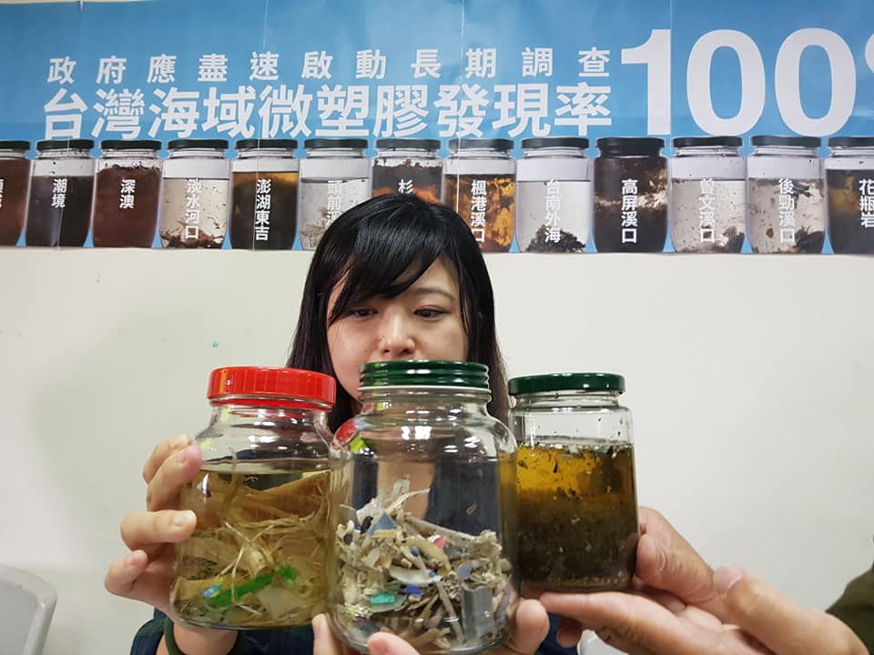 黑潮海洋文教基金會調查，台灣海域佈滿塑膠微粒，其中 八掌溪出海口最多(江昭倫攝)