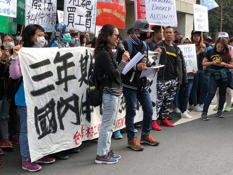 移工Andy現身說法，指控私人仲介收買工費。（楊文君攝）
