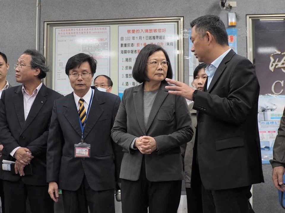 蔡英文總統與金門縣長楊鎮浯視導港口防疫。（蕭照平攝）