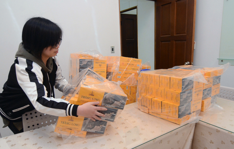 監察院針對去年國安局人員涉嫌違法走私菸品，通過糾正外交部等單位。外交部23日表示，在專機上購買免稅商品是個人消費行為，外交部無從介入；至於隨團人員的通關待遇，必要調整措施已於去年完成並落實。(圖：中央社)