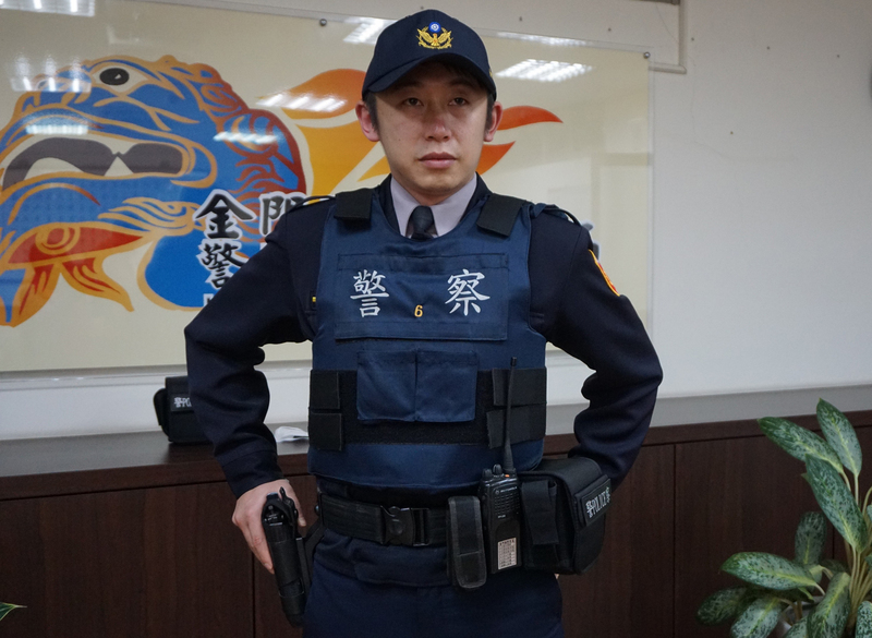 朝野黨團29日達成共識，明定警察人員面臨犯罪嫌疑人持有致命性武器或攻擊意圖等4種情境，得使用槍械逕行射擊。(中央社)