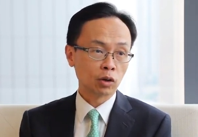 香港政制及內地事務局局長聶德權表示，不會用「緊急情況規例條例(緊急法)」延後或取消區議會選舉。(圖擷自YouTube)