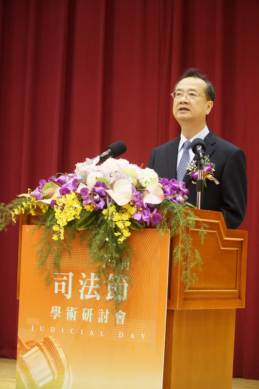 司法院長許宗力（圖）11日出席「第74屆司法節學術研討會」致詞表示，人民的信任是司法的最後一道生命線；民眾近10年對司法的信任僅4成上下，司法院正陸續推動司改法案，提升人民對司法的信任。( 圖：中央社)