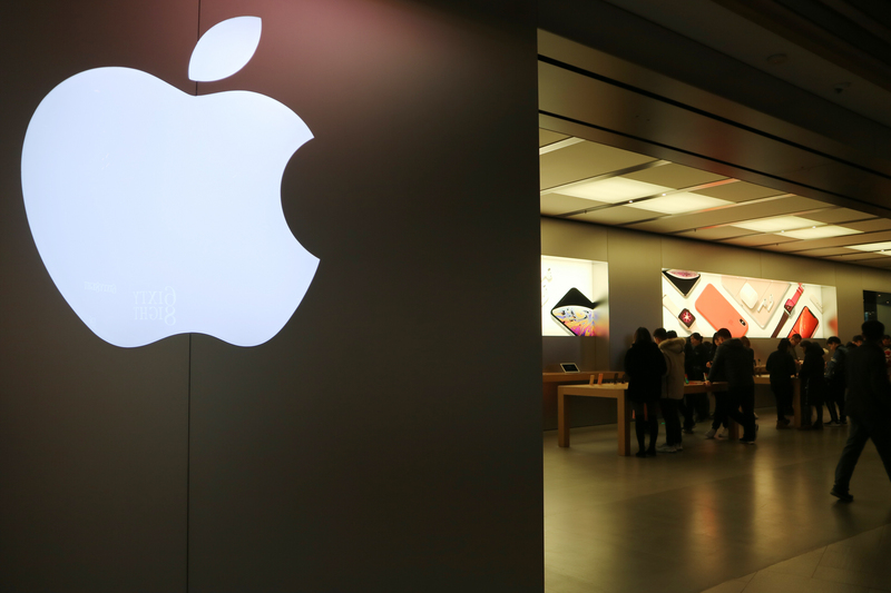 iPhone的整體銷售在中國市場低迷期表現不算太差。圖為蘋果位於上海的門市。(圖: 中央社)