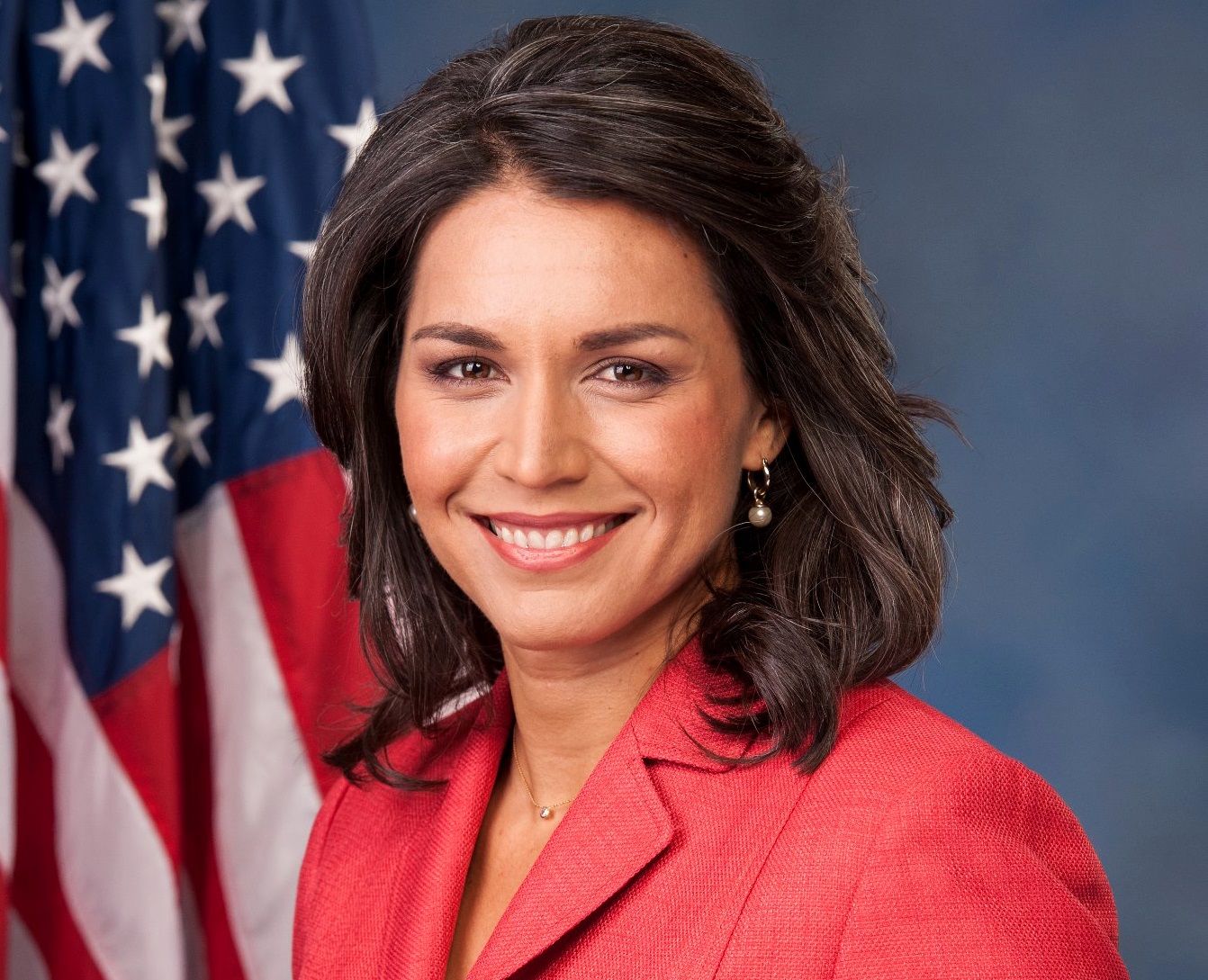 美國聯邦眾議員加巴德(Tulsi Gabbard)18日對前國務卿希拉蕊發動全面攻擊，怒嗆她是「好戰女王」。(資料照 / 圖：維基百科)