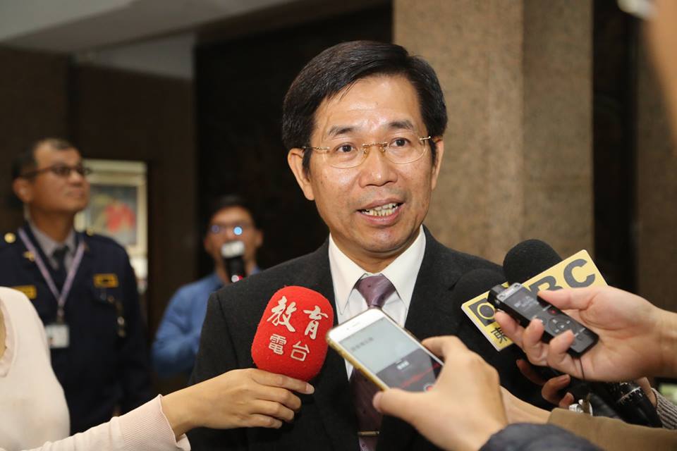 教育部長潘文忠25日發表談話，呼籲各大學確保學生言論自由與人身安全，並依校規秉公處理。(教育部提供)