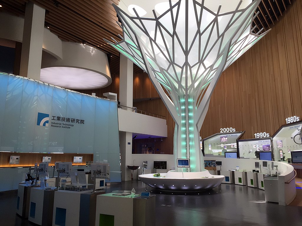 工研院14日針對院內同仁發布通告，將自15日中午起，於工研院辦公場所全面不支援使用華為手機、電腦等。(圖：維基百科)