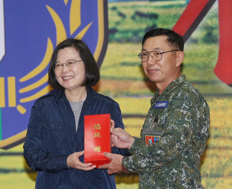 總統蔡英文（左）15日到「陸軍花東防衛指揮部戰車營」，慰勉官兵春節期間堅守崗位辛勞，並致贈加菜金。(資料照片/CNA)