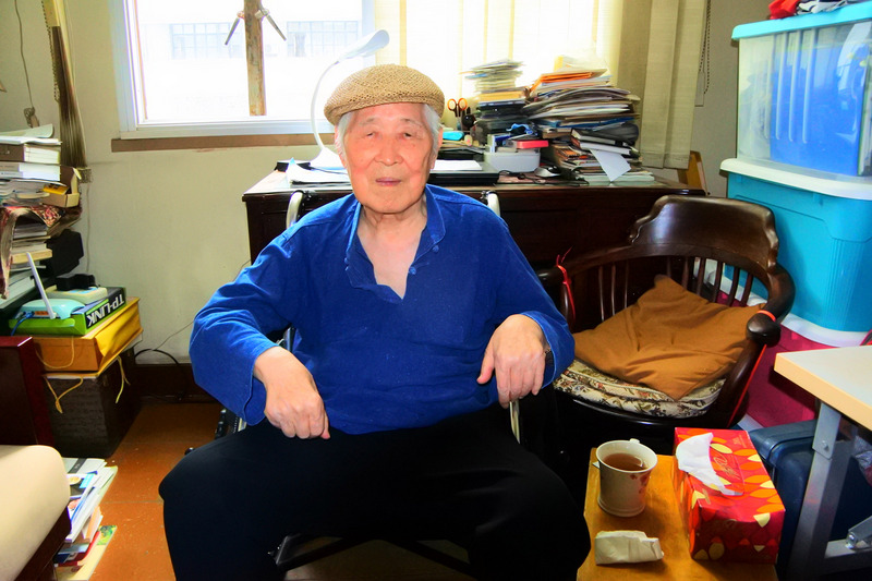 中國大陸作家白樺15日凌晨病逝，享壽89歲。圖為2017年6月，他在上海家受訪的畫面。（資料照片）
