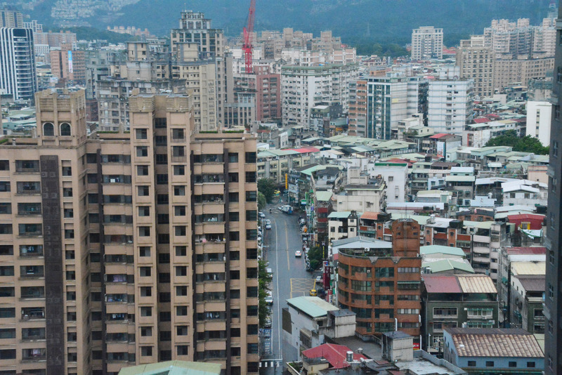 為遏止投機炒房亂象，有房仲業者在實體門市提供完整成交行情，且揭露至門牌地址。(圖：資料照片／中央社)