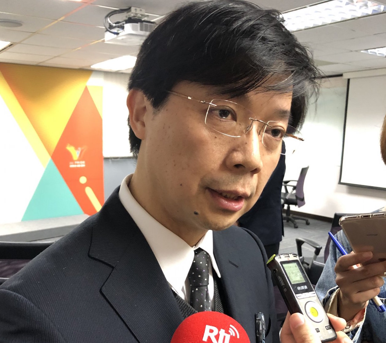 資策會發言人陳文棠今天(16日)指出，除了內網禁用華為手機及設備外，政府部門認定有風險的陸資設備也會同步禁用。（楊文君攝）