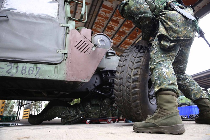 圖為國軍行野戰搶修演練，模擬M60A3戰車履帶、引擎毀損，軍方特地成立保修專區，出動M936型5噸救濟車實施引擎吊掛。(資料照片/CNA)