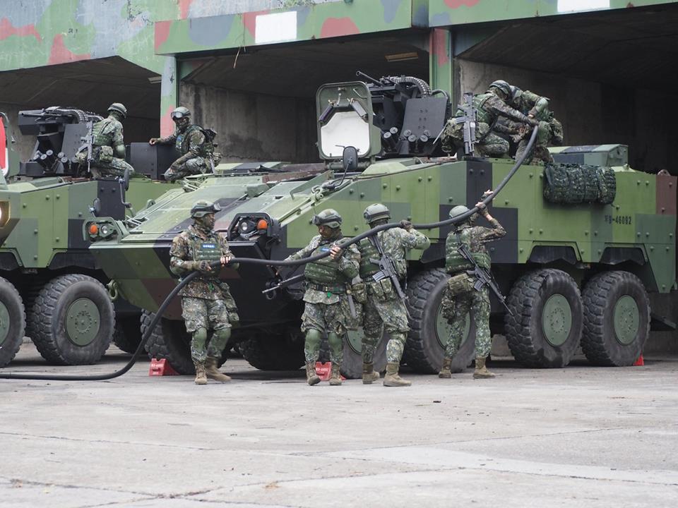 陸軍裝甲先遣部隊在完成首發反擊後，返回基地進行油彈整補。(蕭照平攝)