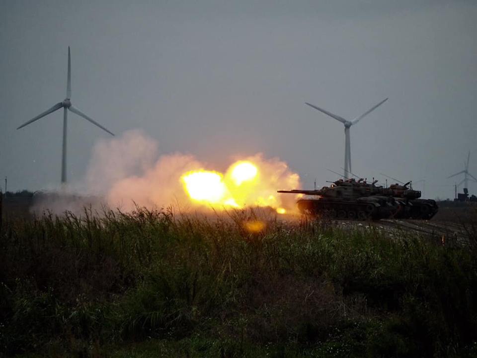 陸軍十軍團清晨拂曉於台中甲南海灘進行實兵實彈操演。（蕭照平攝）
