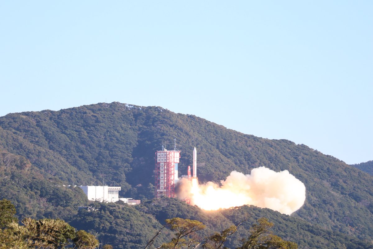日本科學家表示，為了創造全球首場人工流星雨的衛星，18日已透過火箭進入太空。(圖:JAXA推特)