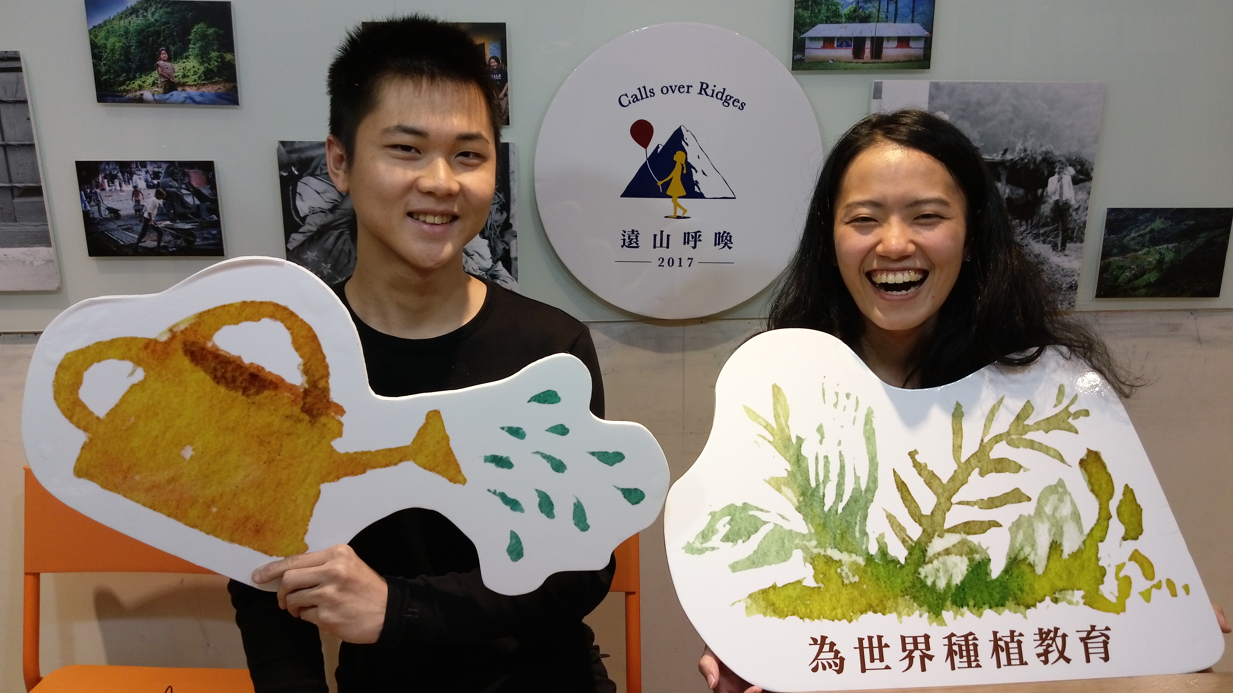 林子鈞(左)和蔡宛庭(右)今年才將滿24歲，已協助1千名尼泊爾孩童能穩定就學。(陳國維 攝)