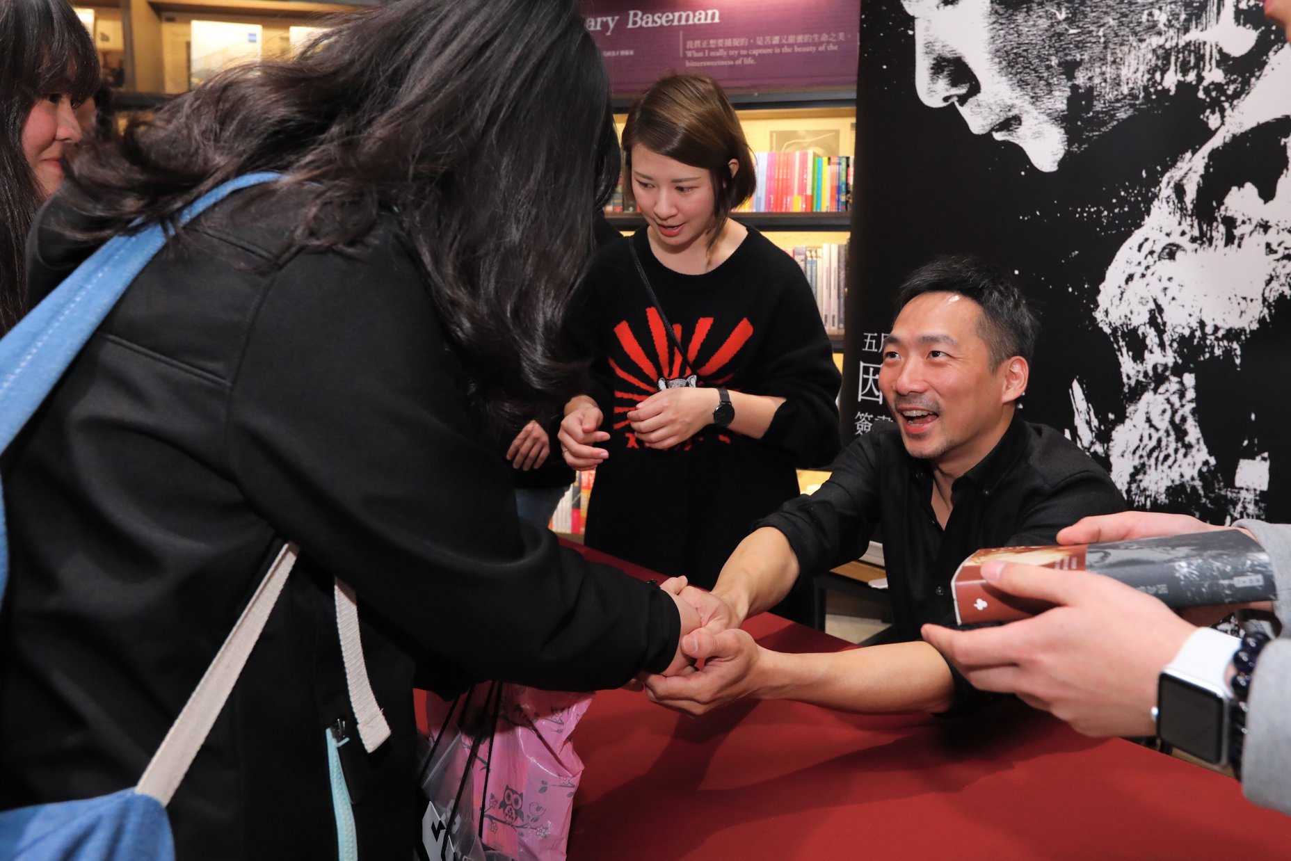 五月天石頭為新書「因為留不住」舉行簽名會(相信音樂提供)