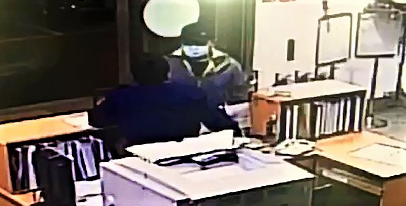 一名男子因案自大陸搭漁船偷渡返台，驚見船內其他偷渡客以豬肉製品為備糧，恐造成非洲豬瘟防疫破洞，20日向警方自首並揭發。（翻攝畫面）