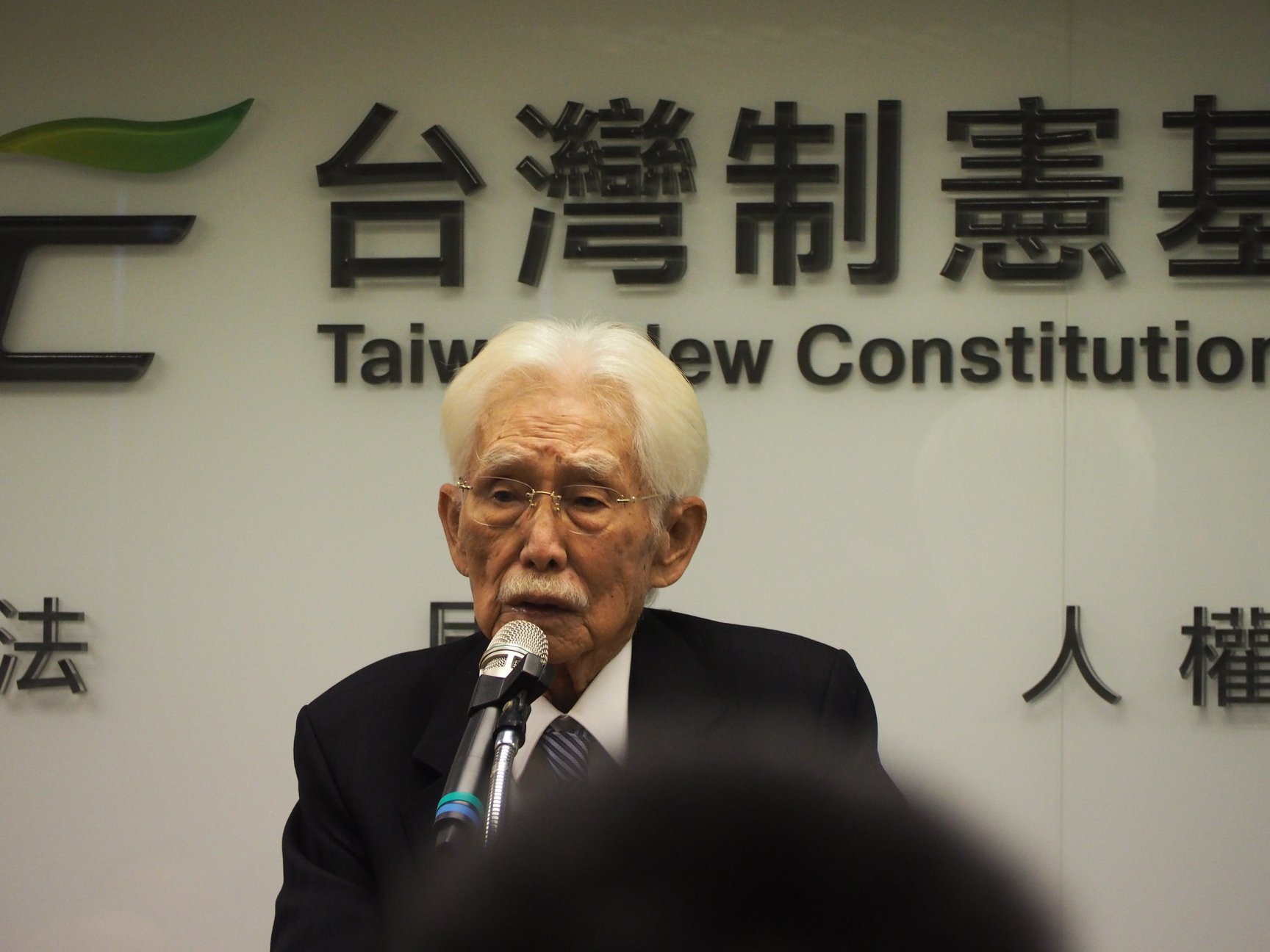台灣制憲基金會發起兩項制憲意向公投，4月30日將3千多份提案連署書送交中選會，中選會12日下午召開委員會議，決議針對兩項公投案召開聽證會，以釐清爭點。圖為台灣制憲基金會董事長辜寬敏。(蕭照平攝)