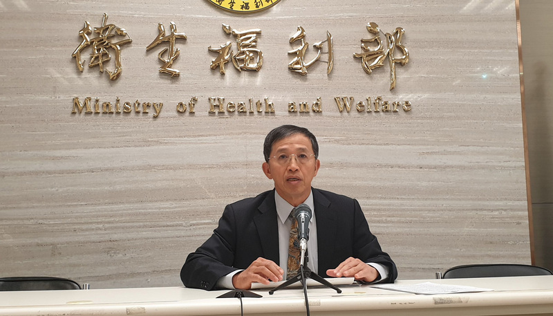 衛福部日前統計發現，大約有4,000多位僑民僅繳納1到2年的國民年金保費，就能領取每個月新台幣3,600多元的基礎保障年金，推估國保年金每年因此支出新台幣約2億元。(圖：中央社)