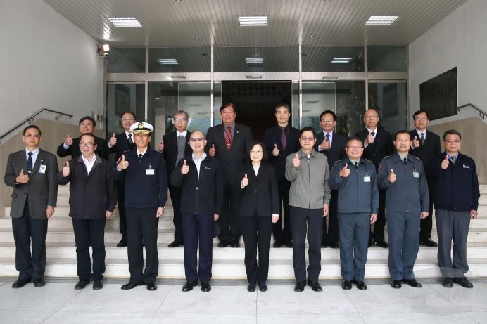 蔡英文總統今天(25日)視導「中科院系統製造中心」。(取自軍聞社)