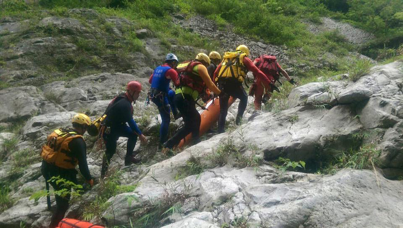 近年山難事件頻傳，台中、南投、花蓮、屏東等縣市相繼訂定「登山活動管理自治條例」，盼能要求登山者行前做好充足的準備，落實使用者付費的精神，提升登山安全保障。圖為救難人員搜救。（花蓮縣消防局提供）
