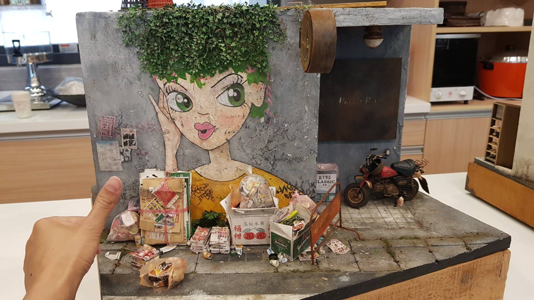 鄭鴻展打造的微縮模型世界，往往呈現台灣街頭巷弄場景，且相當逼真，讓人看了嘖嘖稱奇。(江昭倫攝)