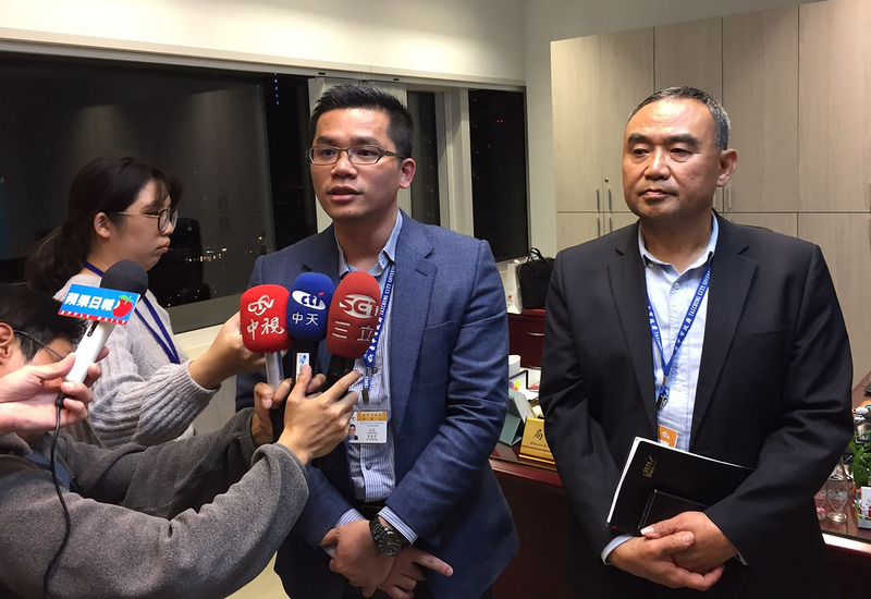 台中花博授權單位國際園藝生產者協會（AIPH）傳出不滿台中市政府遲未支付應付權利金，台中市副秘書長陳如昌（右）、新聞局長吳皇昇（中）31日晚間舉行記者會澄清說明。(圖：中央社)