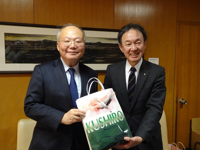 駐日副代表郭仲熙一行5日上午到釧路市政府拜會副市長岩隈敏彥（右）、議長草島守之，受到釧路市府熱烈歡迎。席間台灣棒球好手王柏融、丹頂鶴成為話題焦點。