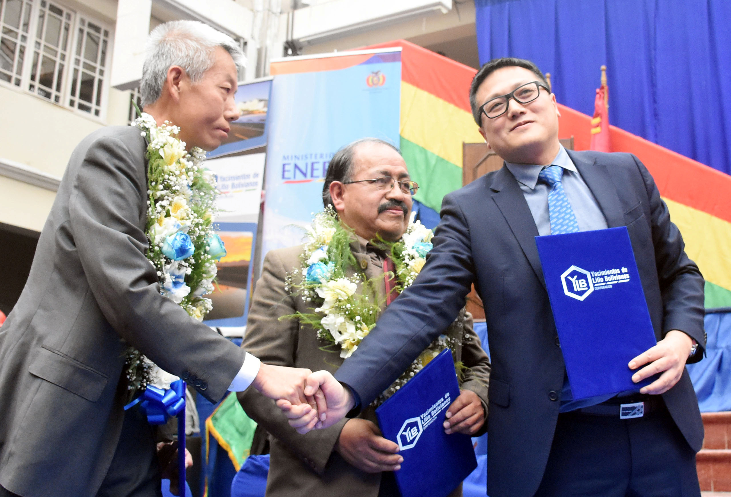 玻利維亞國營鋰企業─YLB執行經理蒙特內哥羅(Juan Carlos Montenegro)與中國的新疆特變電工集團。(路透社/達志影像)