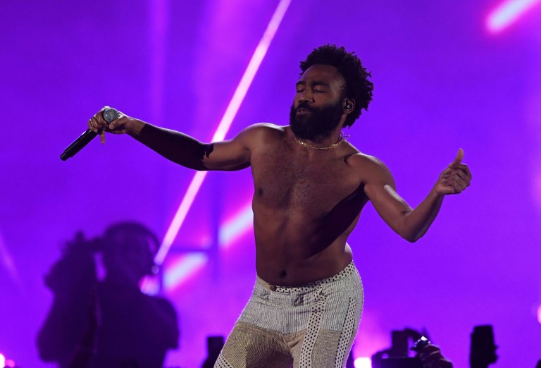 歌手唐納葛洛佛(Donald Glover,藝名淘氣阿甘,圖)的「這就是美國」(This Is America)在本屆葛萊美拿下年度歌曲、年度唱片及最佳音樂錄影帶獎。(AFP)
