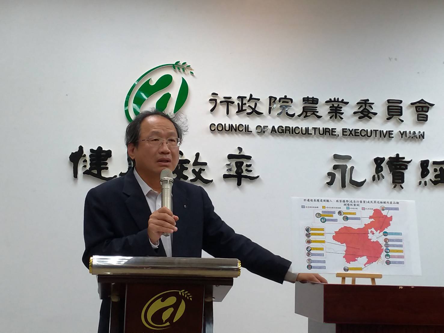 農委會副主委黃金城19日呼籲，旅客入境，特別是春節，千萬不要帶火腿、臘肉等生肉醃製的產品。(資料照/陳林幸虹 攝)