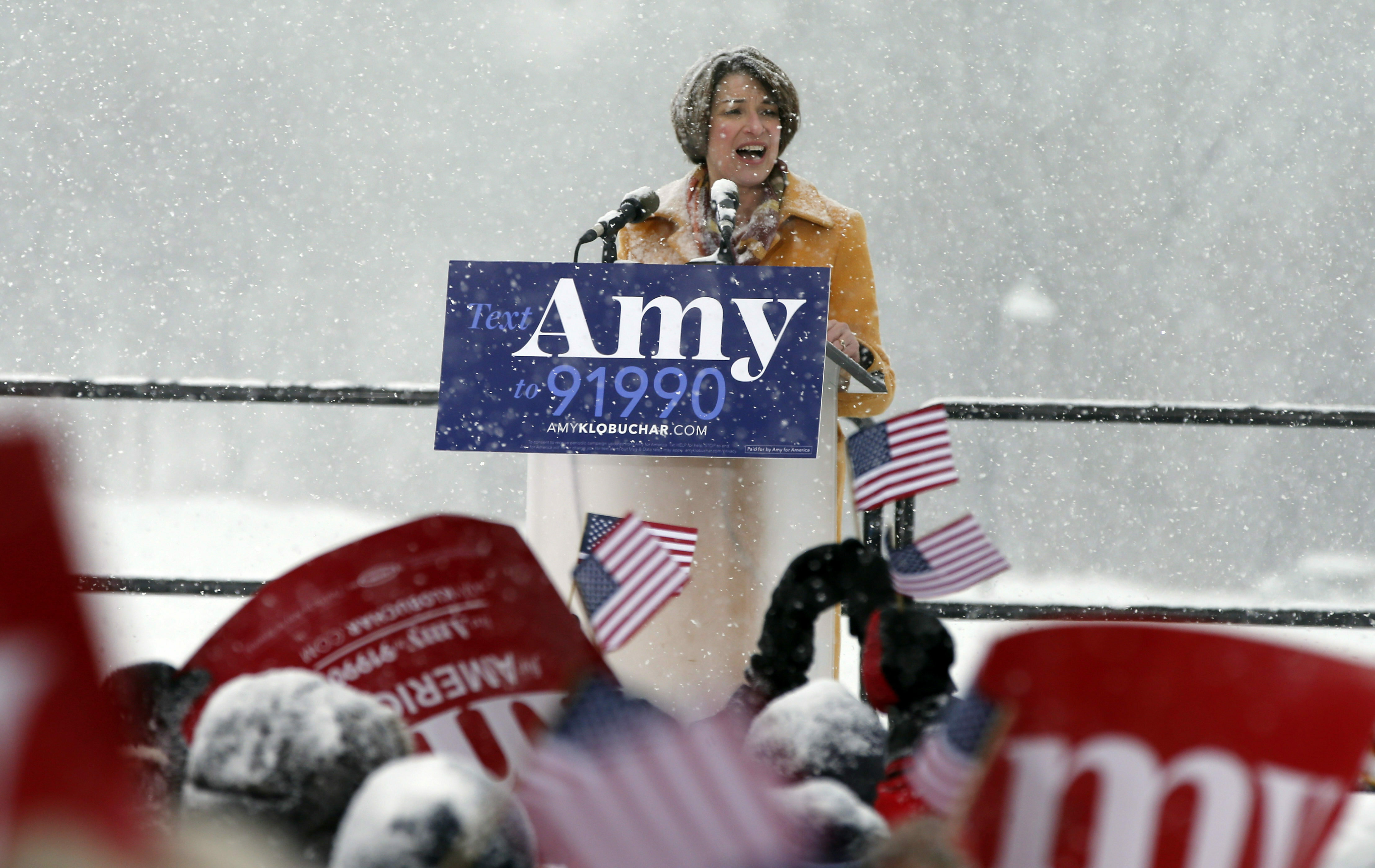 美國聯邦參議員克羅布查(Amy Klobuchar)18日宣布退出民主黨總統候選人拜登(Joe Biden)的副手考量名單 (資料照片/AP/達志影像)