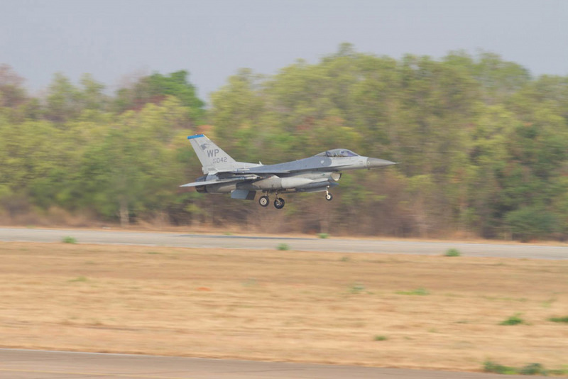 圖為美軍F-16戰鬥機於泰國皇家空軍呵叻基地起飛的畫面。（美軍提供）