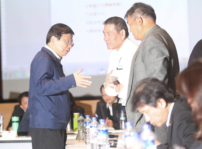 華航機師罷工第3次勞資座談會議13日凌晨1時在交通部「集思交通部會議中心」5樓集會堂舉行，交通部政務次長王國材（左）與華航公司總經理謝世謙（左2）等人交換意見。(圖:中央社)