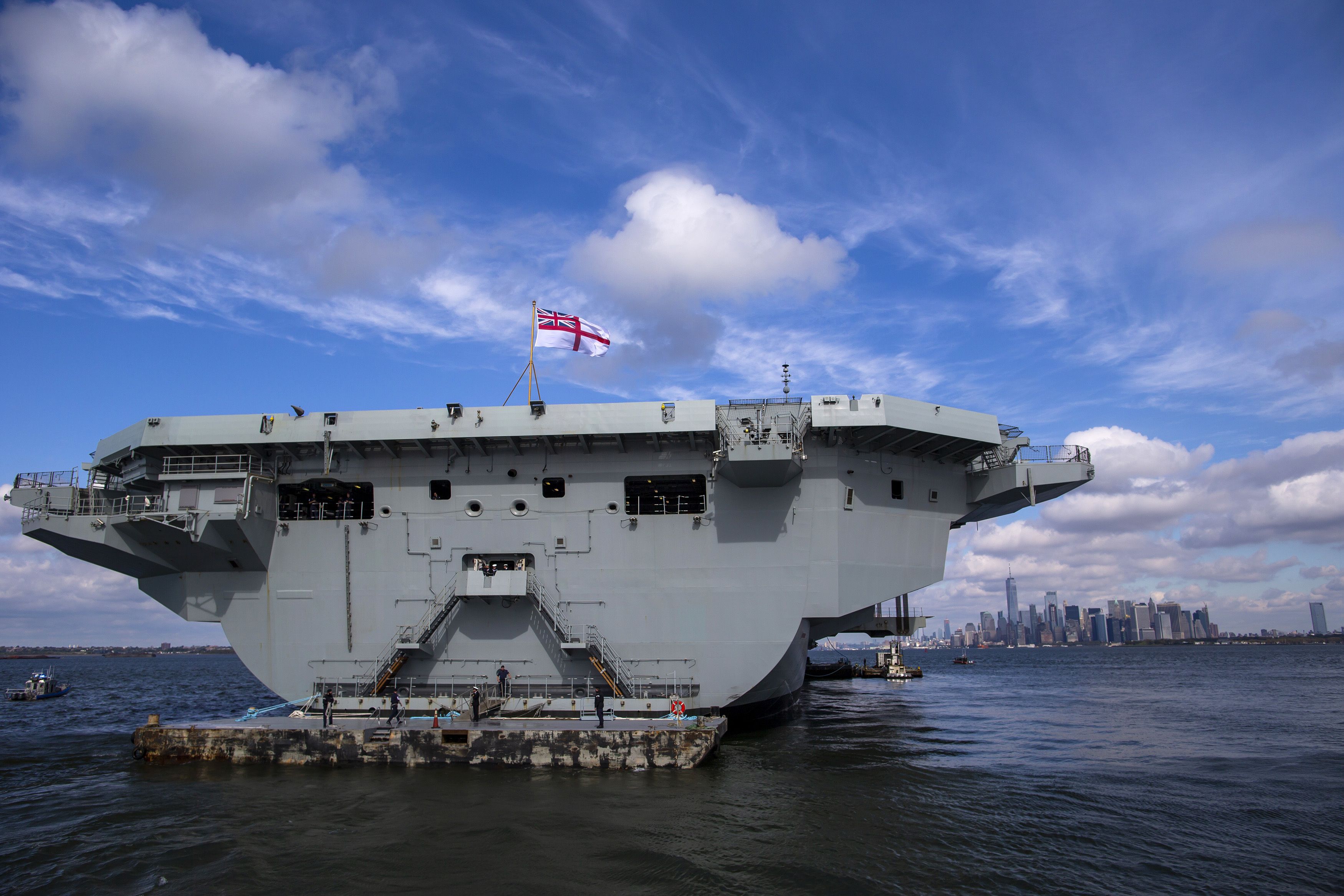 圖為英國海軍航空母艦「伊莉莎白女王號」  (HMS Queen Elizabeth)2018年10 月訪問紐約。(美聯社/達志影像)