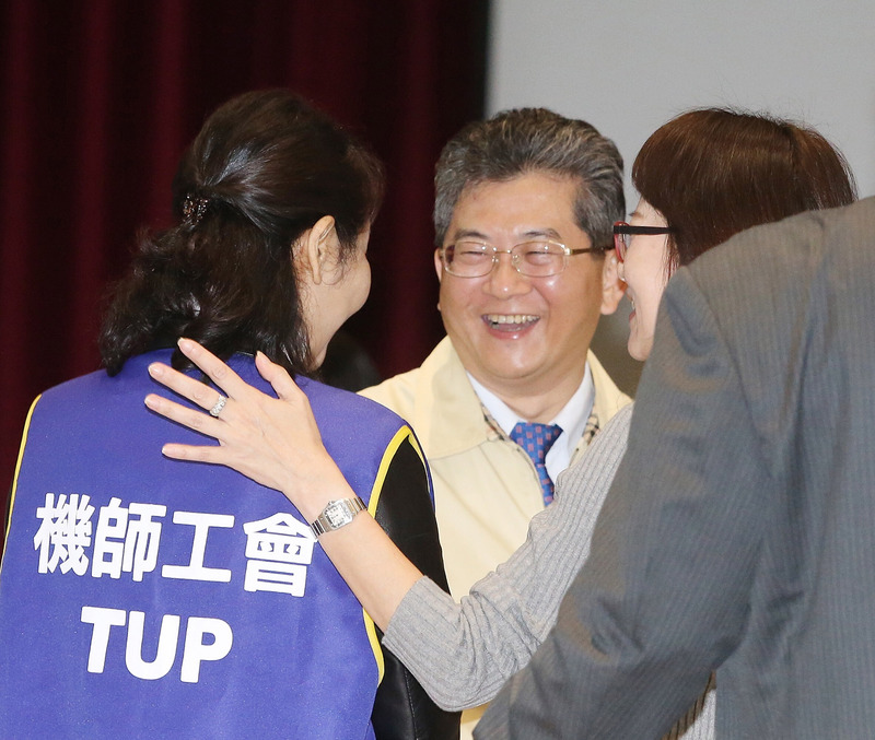 勞動部政務次長劉士豪宣布，華航勞資雙方已就工會四大訴求達成共識，雙方並可望簽署「和平協議」，未來將不會輕啟罷工爭議行為，而會透過調解等方式尋求解決。(圖：中央社)