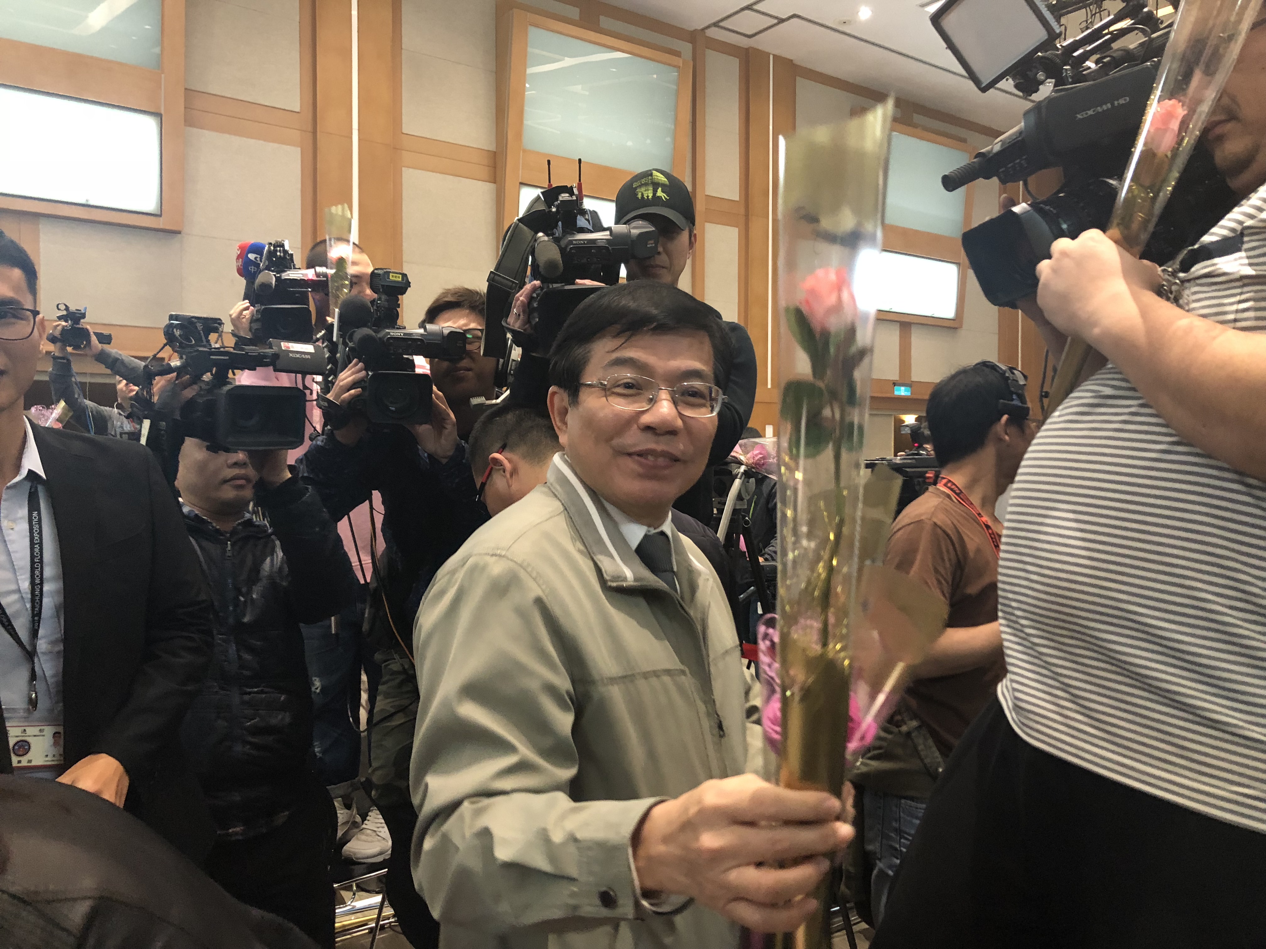 華航機師罷工第7天，交通部政務次長王國材今天(14日)繼續主持華航勞資第四度協商，不過整個下午都卡在工會第3項訴求，直到傍晚近6時遲無進展。王國材則利用空檔代交通部長林佳龍獻花給媒體，祝記者們情人節快樂，王國材也希望能獲得「罷工結束」這個最好的情人節禮物。(吳琍君攝)