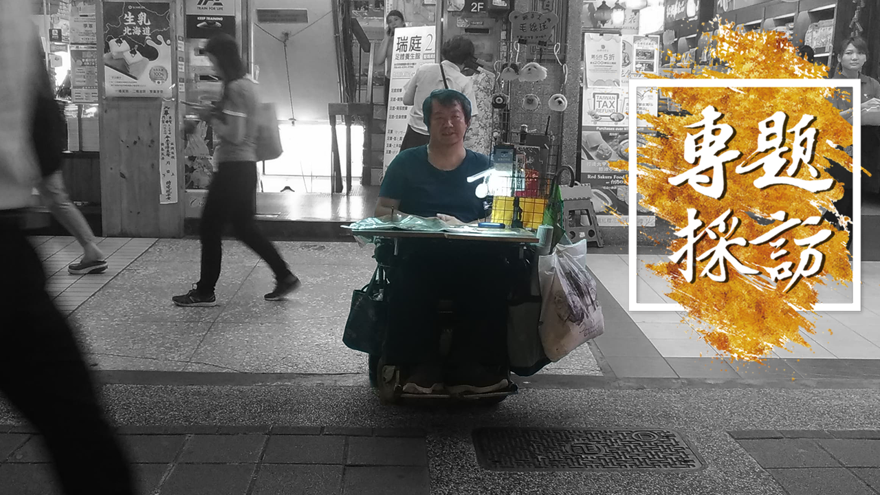 台北街賣者小明攤子上的兩盞LED燈，在霓虹燈閃爍人來人往的台北街頭發出微亮的光／小明 提供