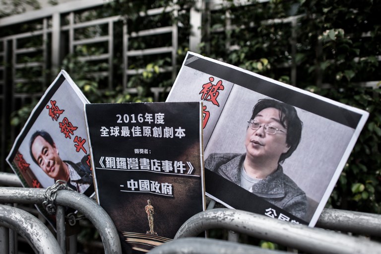 瑞典文化暨民主部長林德(Amanda Lind)15日無視中國威脅，仍然出席中國書商桂民海(桂敏海)的頒獎典禮之後，北京提高分貝抨擊瑞典是在干預中國的司法主權。圖為2016年1月香港民眾要求中國政府釋放瑞典公民桂民海。(AFP)