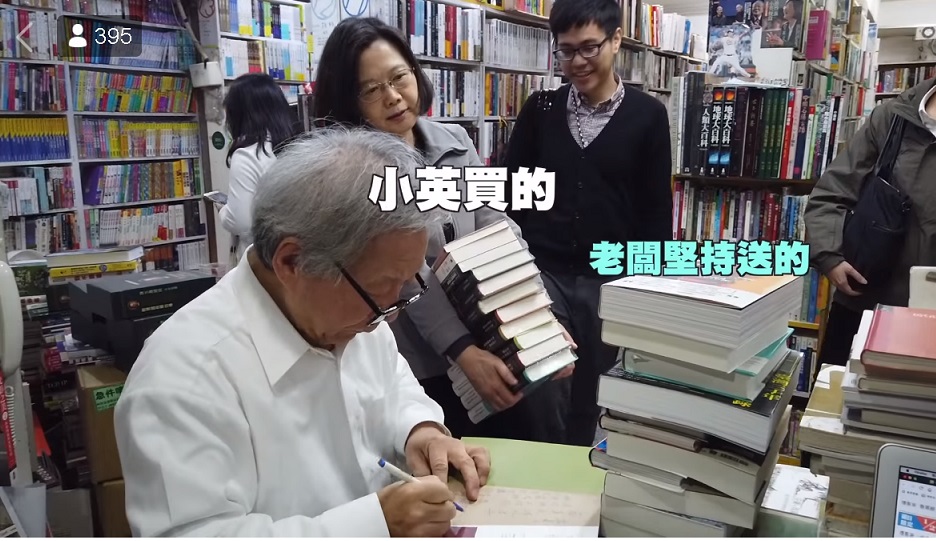 蔡英文總統日前與幕僚到師大商圈水準書局，一口氣狂買了19本書。(翻拍蔡英文臉書影片)
