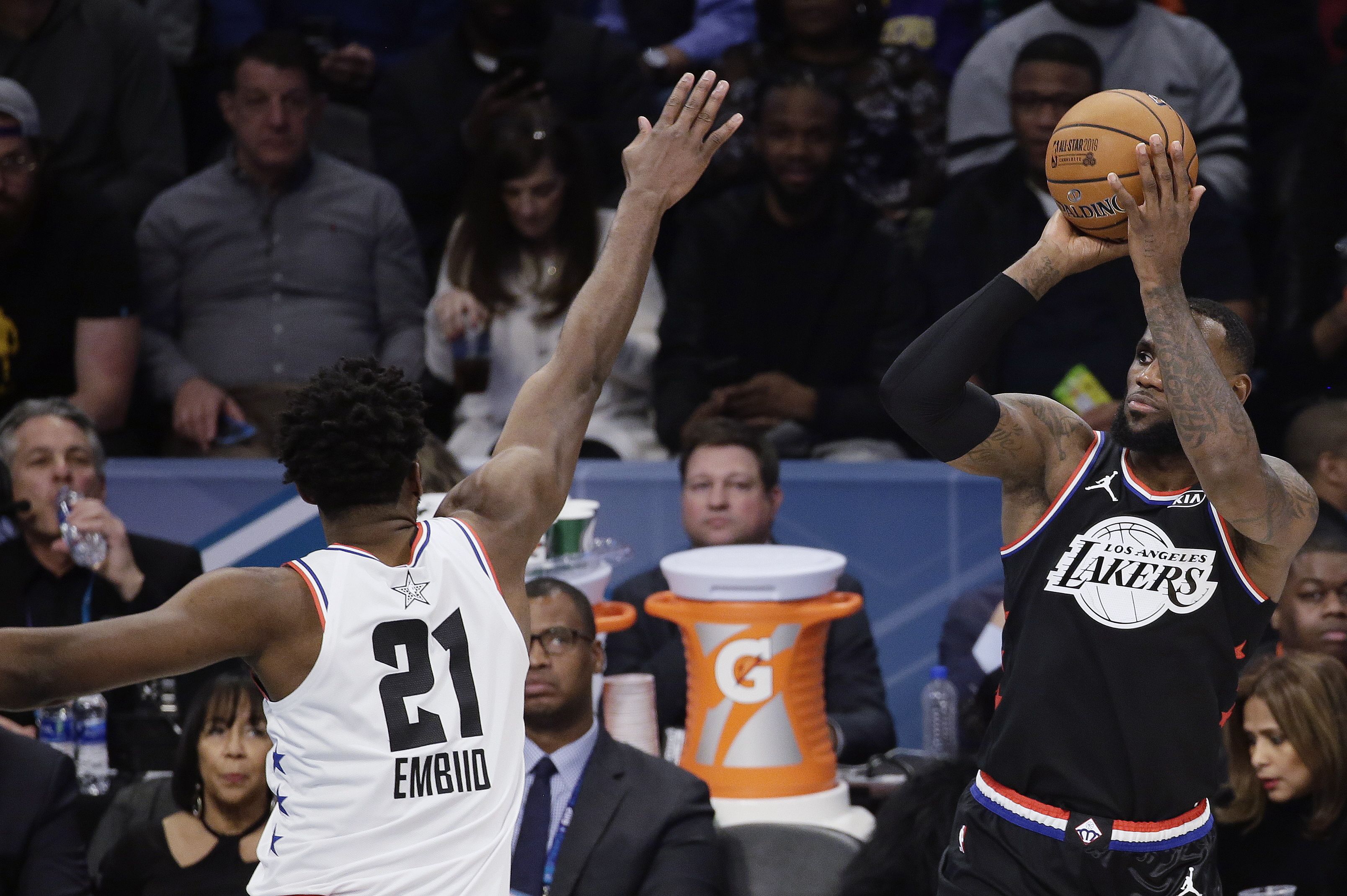川普批NBA球員單膝跪地可恥，湖人隊「小皇帝」 詹姆斯(LeBron James)(右)回應：不必在乎他。(美聯社/達志影像)