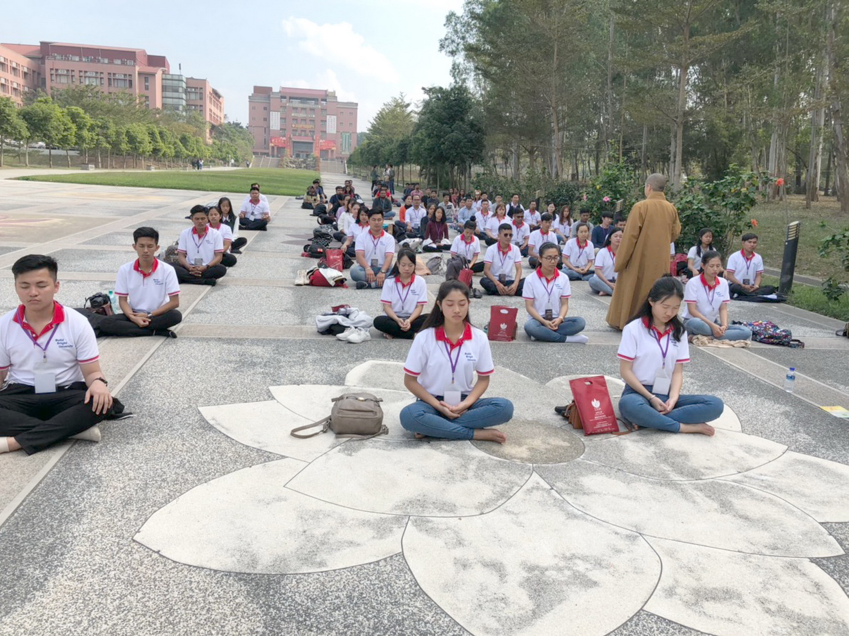 南華大學在新南向計畫假日學校規劃生命教育體驗課程，由覺明法師帶領學員正念靜坐。(南華大學提供)