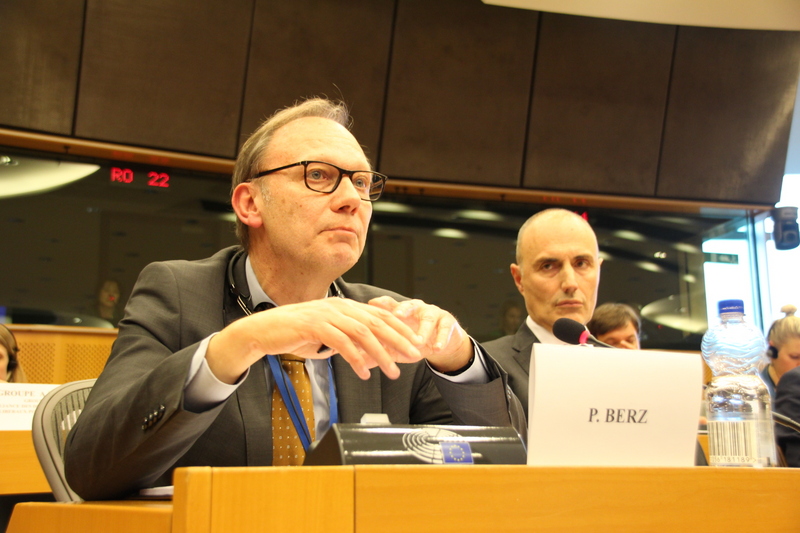 歐盟貿易總署亞洲部門主管柏茲（左）19日在歐洲議會表示，歐盟雖有其一中政策但不會排除與台灣洽簽雙邊投資協定（BIA）。(圖:中央社)