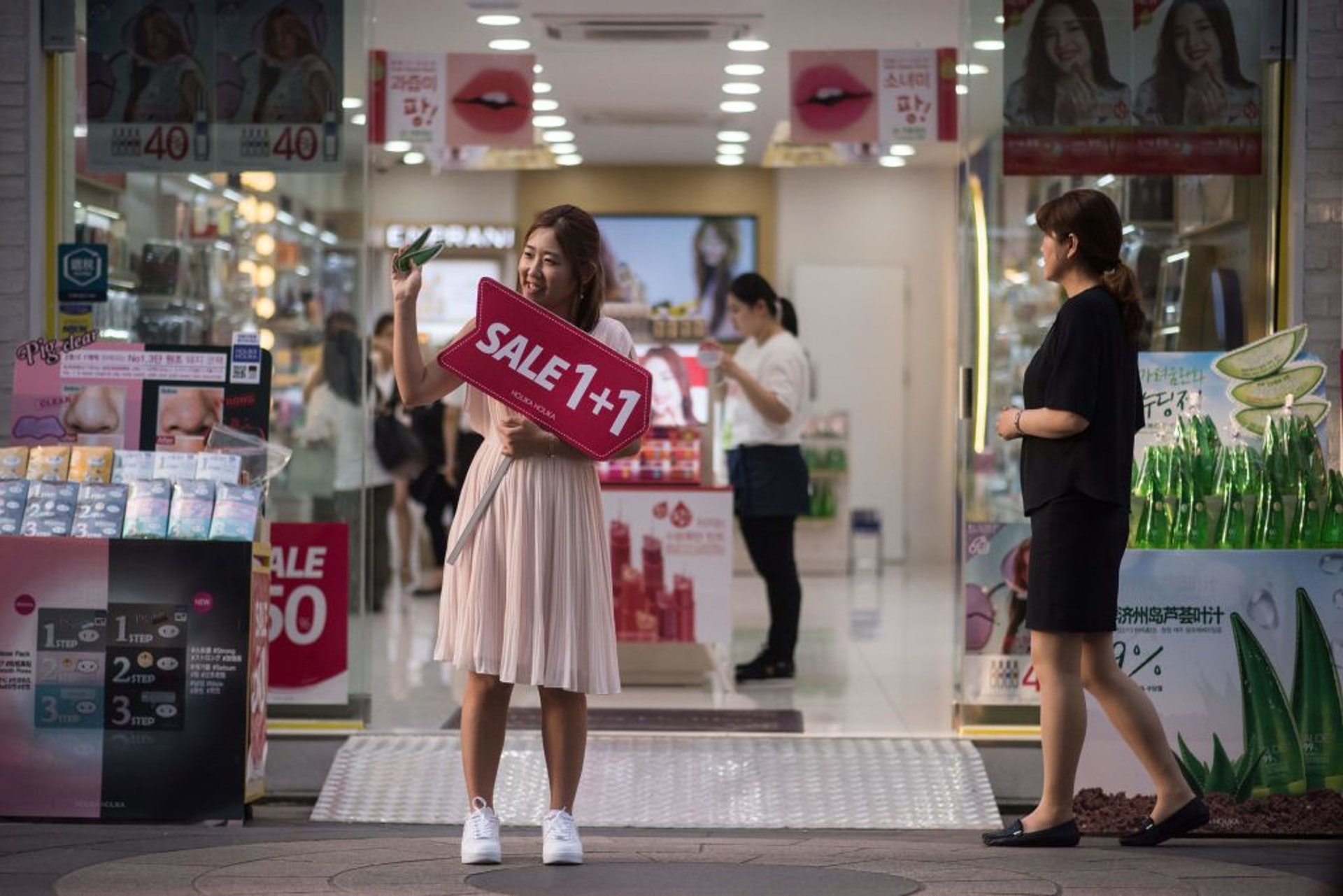圖為位於首爾明洞的一家美妝店。 (AFP)