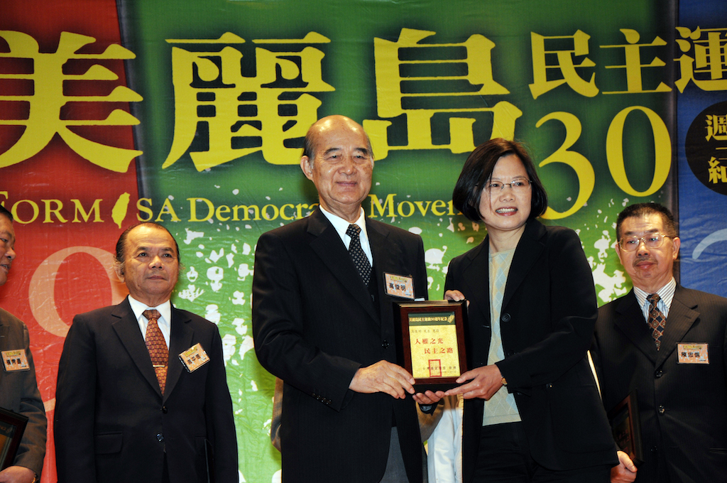 1979年美麗島高雄事件發生後，國民黨當局展開大逮捕，台灣基督長老教會高俊明牧師因為幫助施明德逃亡，於1980年4月24日被捕入獄，警總軍事法庭以「共同藏匿叛徒」罪名，6月5日判高俊明牧師有期徒刑7年、褫奪公權5年，坐牢4年3月又21天。2009年12月6日，美麗島民主運動30週年座談會，民進黨主席蔡英文頒發「人權之光、民主之路」給高俊明牧師，感謝高牧師為台灣民主的犧牲奉獻。（邱萬興/攝）