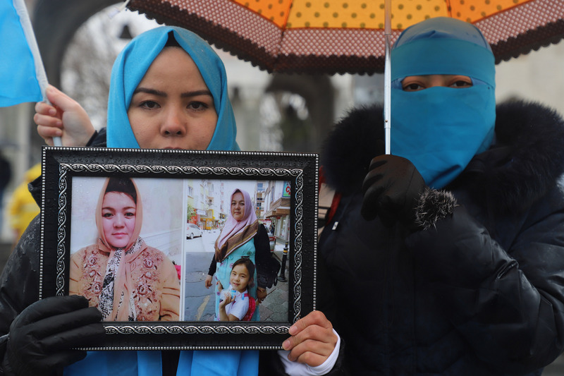 旅土耳其維吾爾人2月23日在伊斯坦堡展開「#我也是維吾爾人#我也是東突厥斯坦人」集會，抗議中國在新疆推動集中營、結對認親與漢化等不人道政策。(圖：中央社)