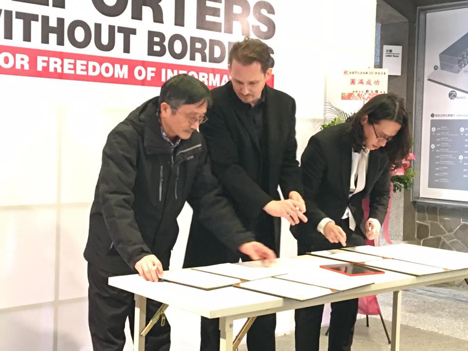 無國界記者組織(RSF)東亞辦事處今天(25日)和台灣新聞記者協會及台灣媒體觀察教育基金會簽署合作協議。(詹婉如 攝)